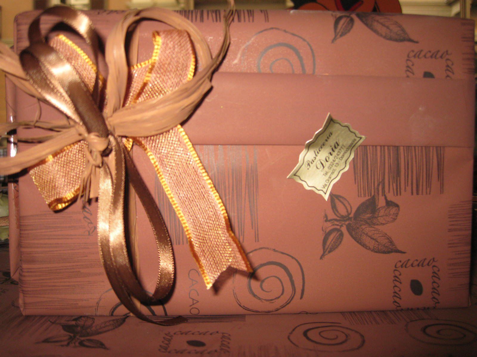 scatola regalo con dolcini