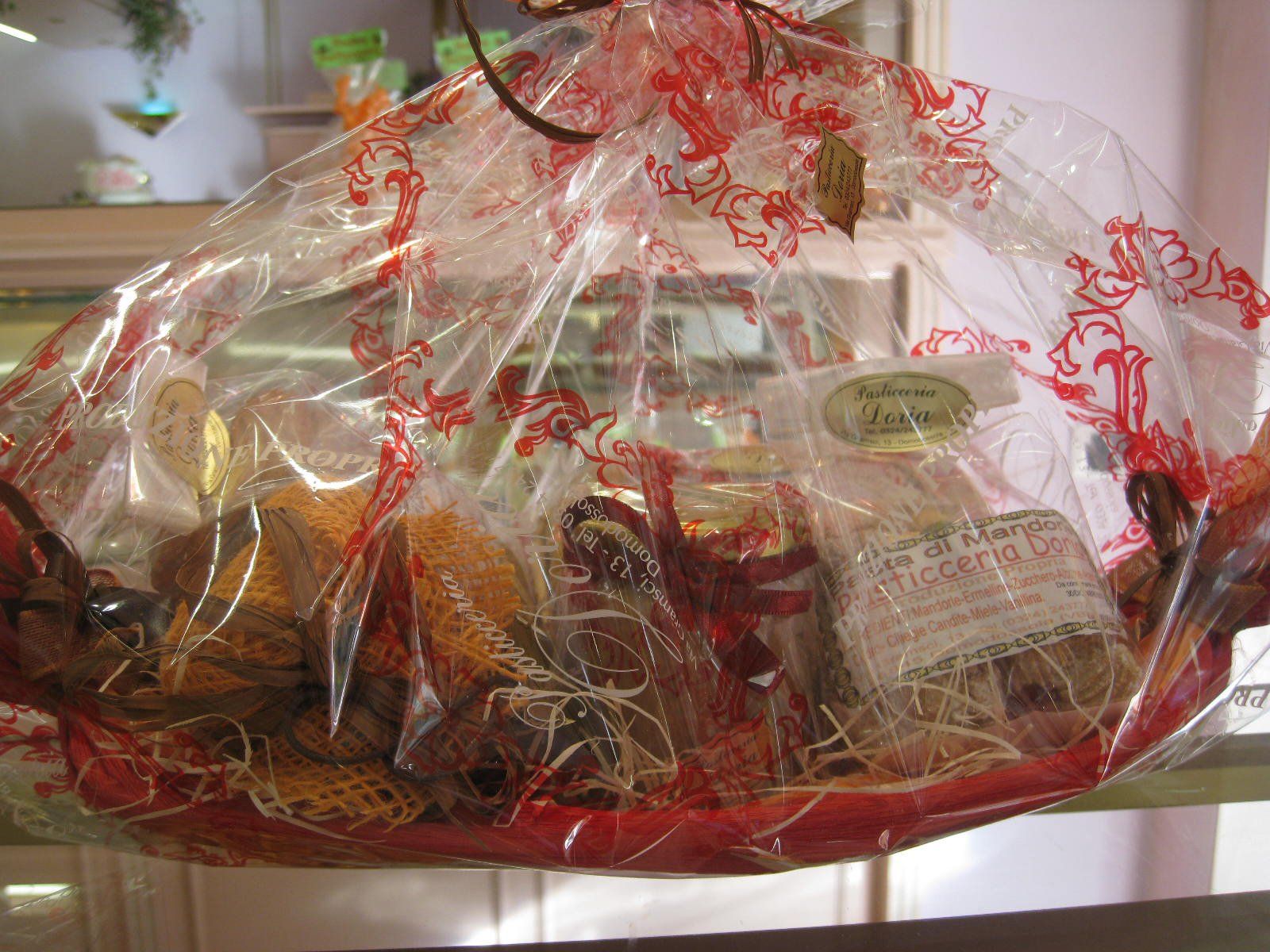 cesta con prodotti artigianali