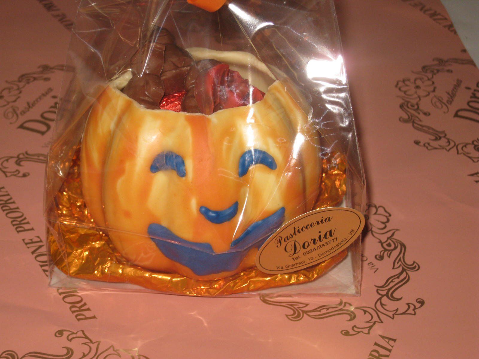 zucca al cioccolato decorata a mano