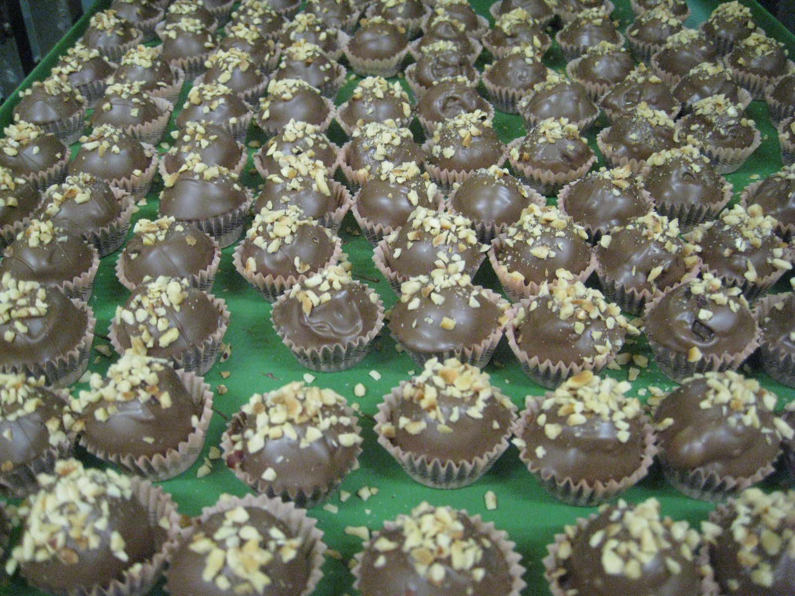 bigne con cioccolato e scaglie di mandorla