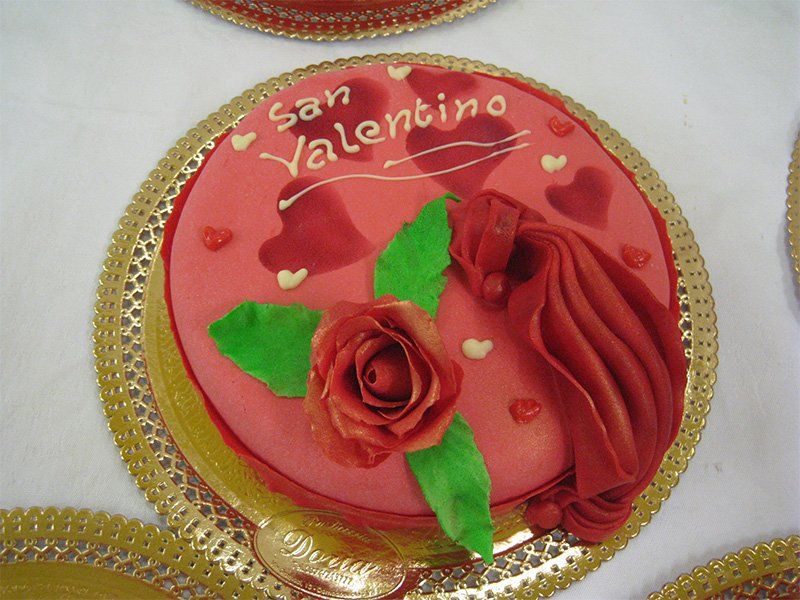 torta con rosa in pasta di zucchero
