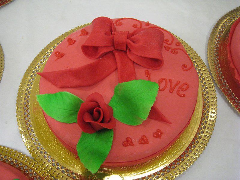 torta con decorazioni artistiche per san valentino