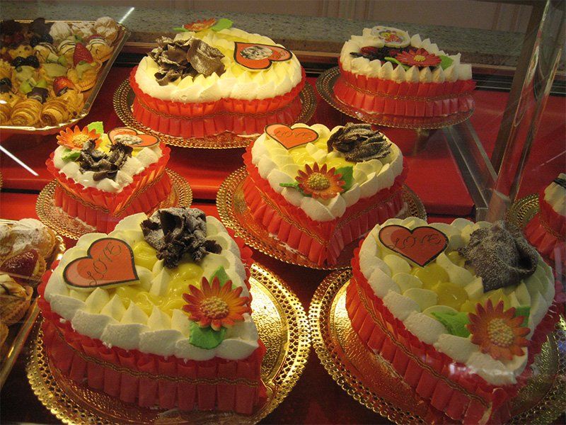 torte artistiche con panna e crema gialla