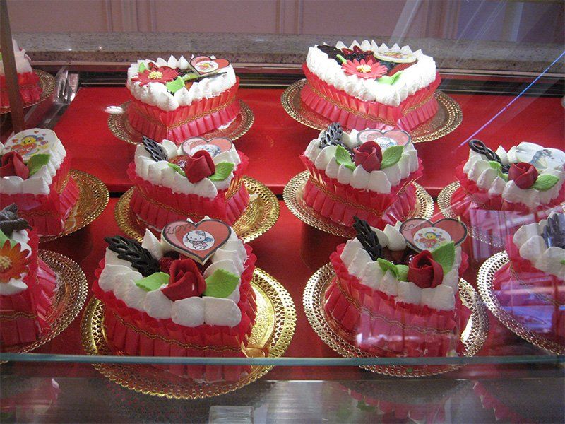 piccole torte a forma di cuore con panna