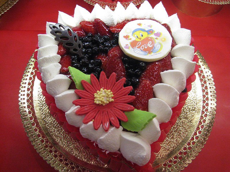 torta a forma di cuore con frutti di bosco