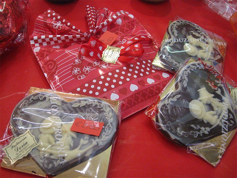 cuori e confezioni di cioccolata