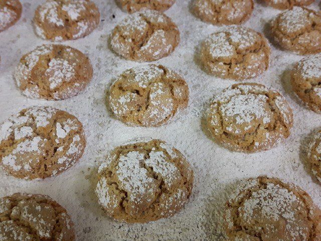 biscotti con mandorle e zucchero a velo
