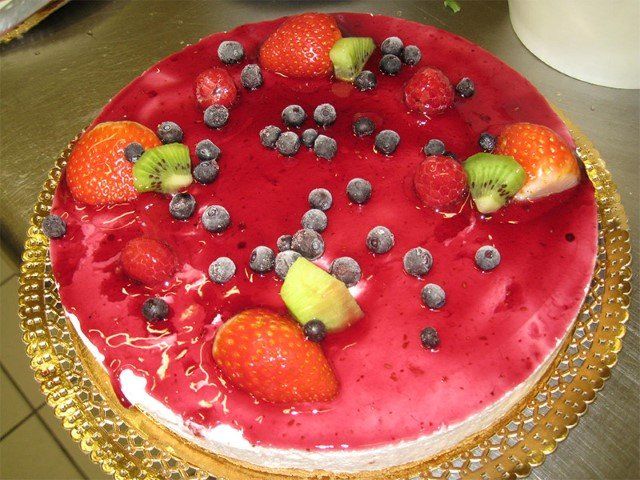 torta con crema alla fragola e frutti di bosco