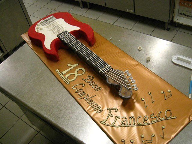 torta per diciottesimo a forma di chitarra elettrica