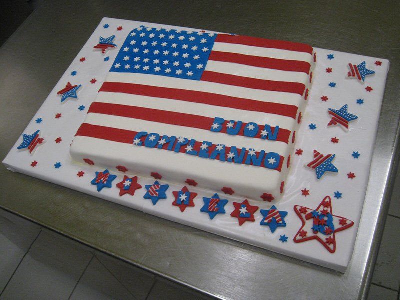 torta personalizzata as forma di bandiera americana