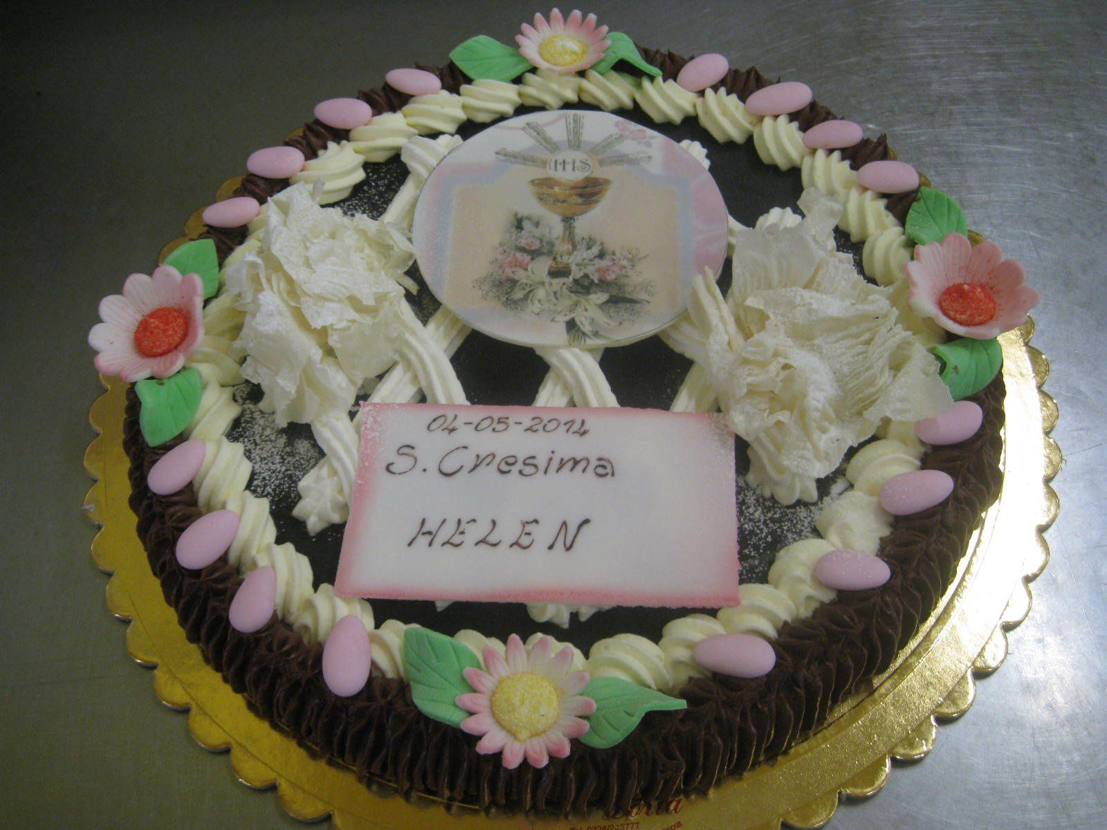 torta al cioccolato con decorazioni con panna e confetti