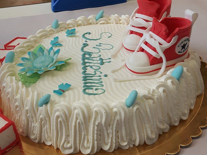 torta con scarpine neonato