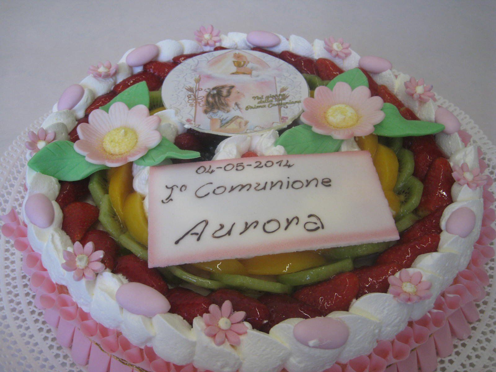 torta con fiori di pasta da zucchero per prima comunione