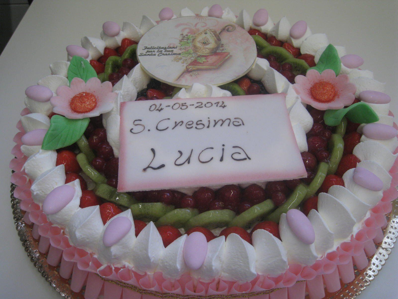 torta con fragoline e crema gialla per cresima