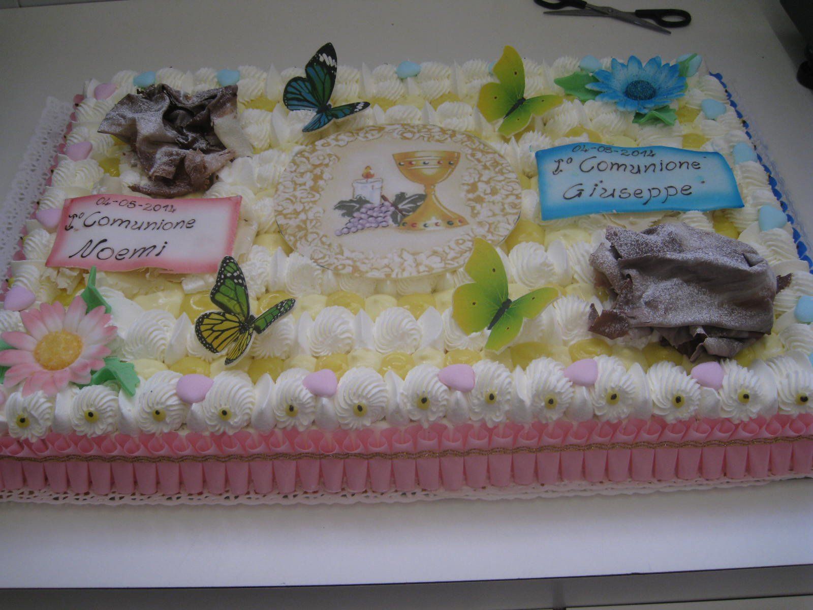 torta con farfalle di pasta di zucchero