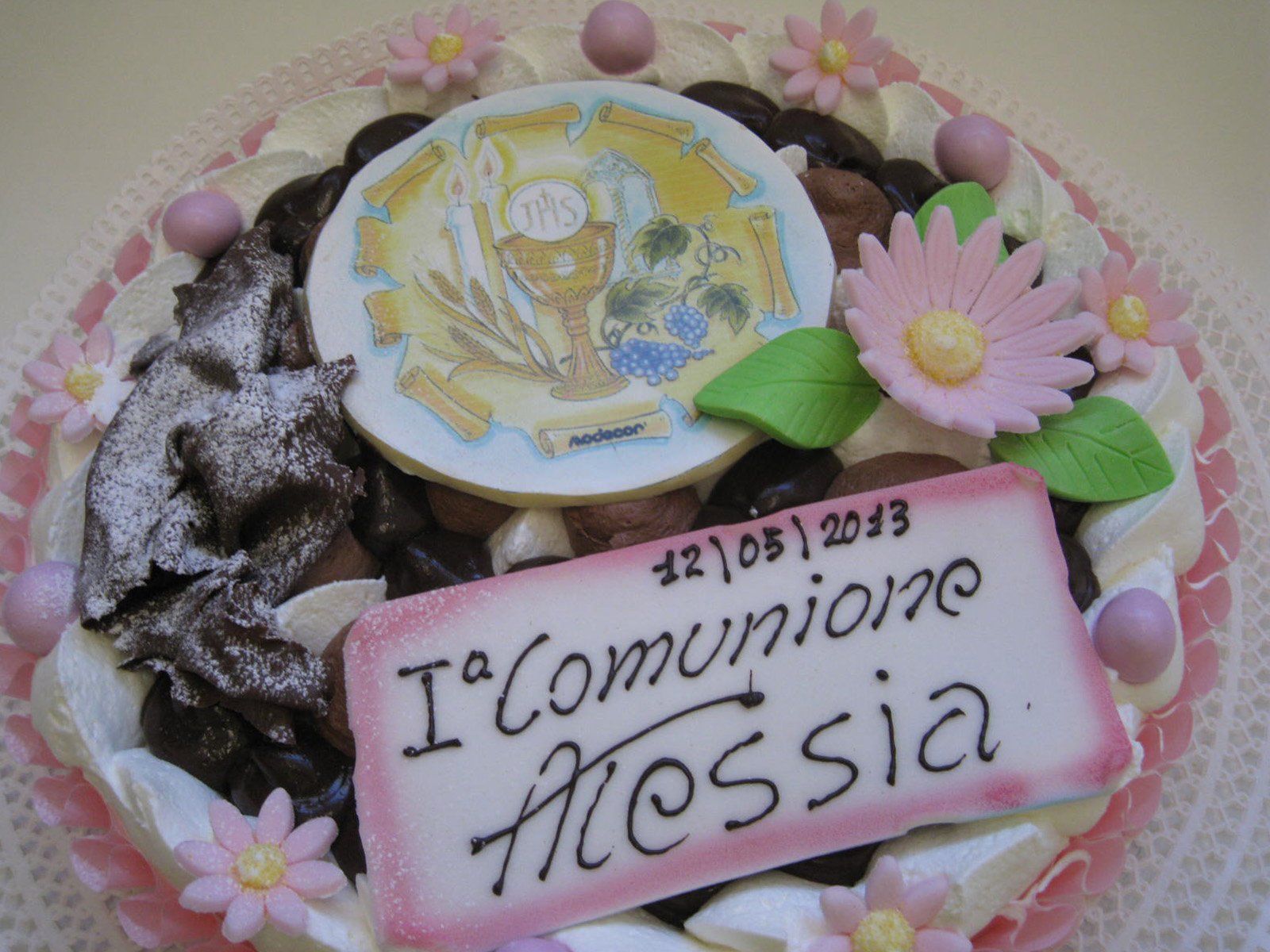 torta al cioccolato con decorazioni floreali
