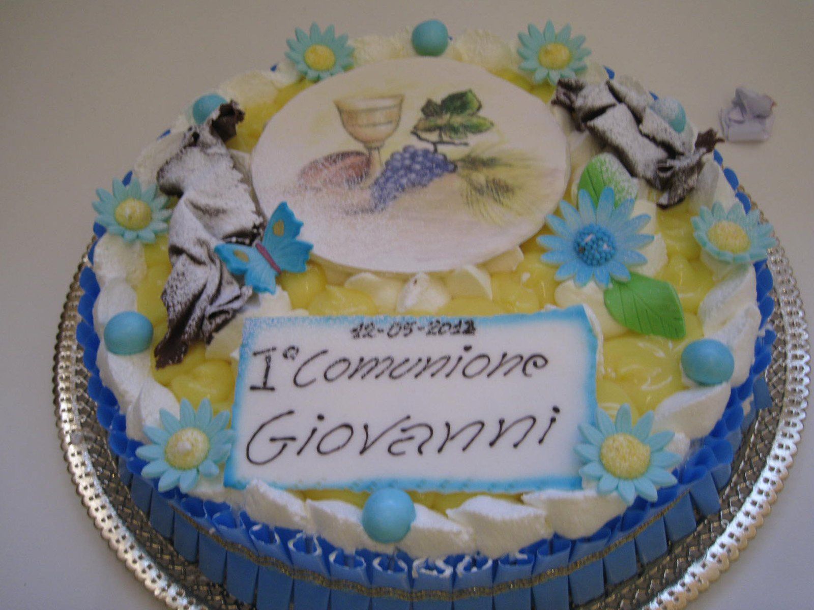 torta per la prima comunione con cialda di zucchero