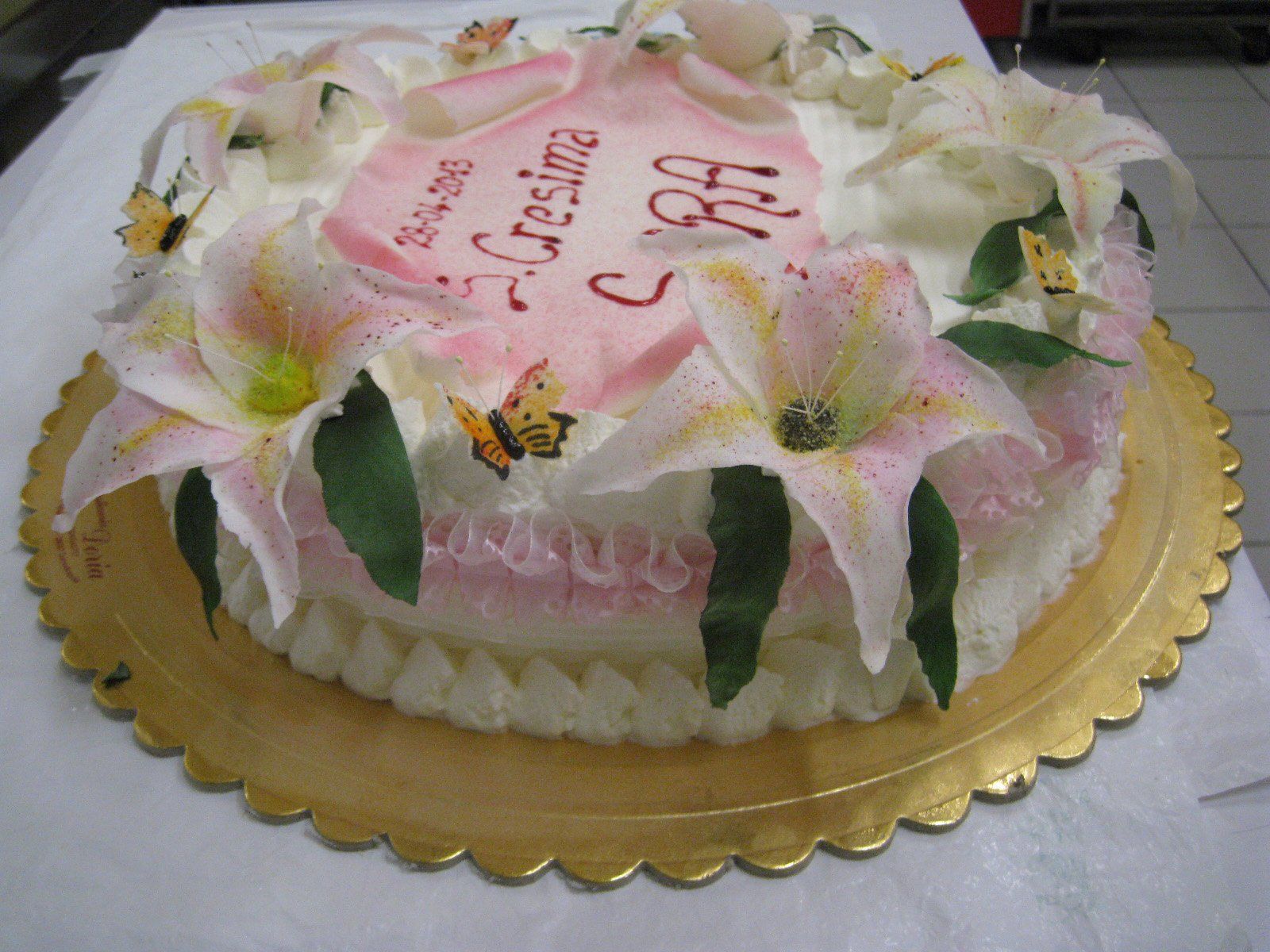 torta alla panna con fiori