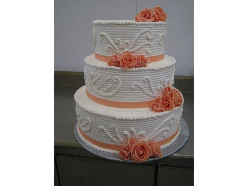 torta a tre piani con nastri e rose