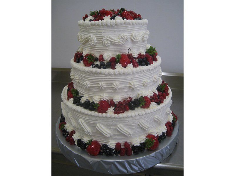 torta con panna e frutti di bosco