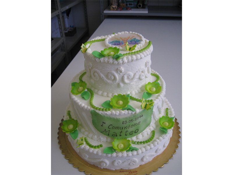 torta a tre piani con decorazioni artistiche