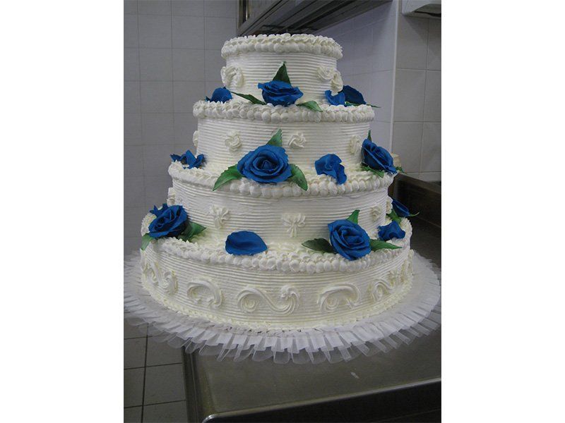 torta con panna e decorazioni a forma di rose