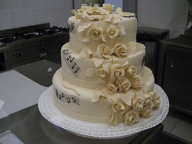 torta al cioccolato bianco con rose