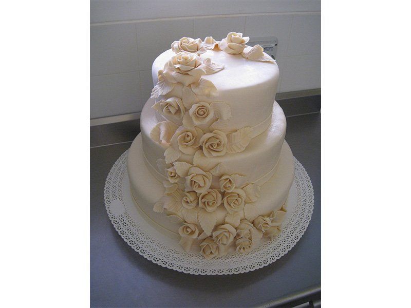 torta con decorazioni floreali