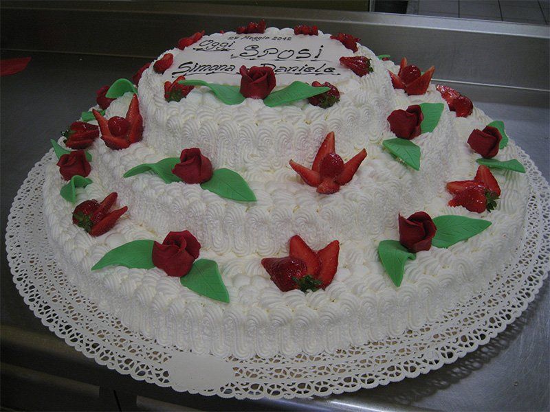 torta con fiori decorativi