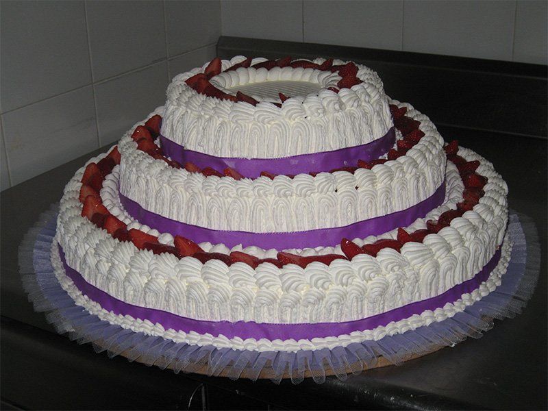 torta a vari ripiani con panna e fragoline