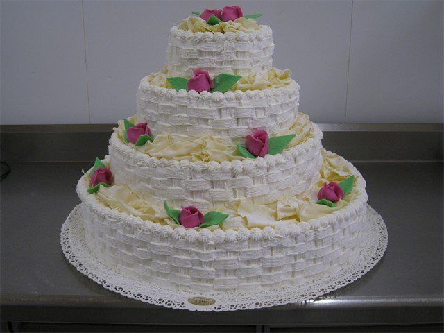 torta a più livelli con fiori di pasta di zucchero