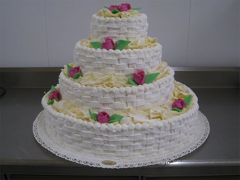 torta con fiori in pasta di zucchero