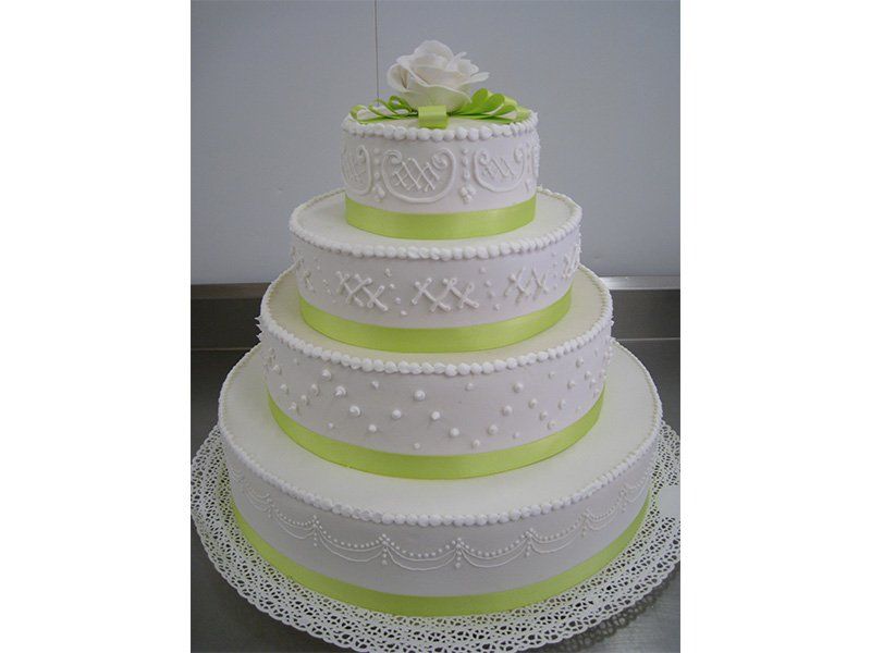 torta nuziale con nastri