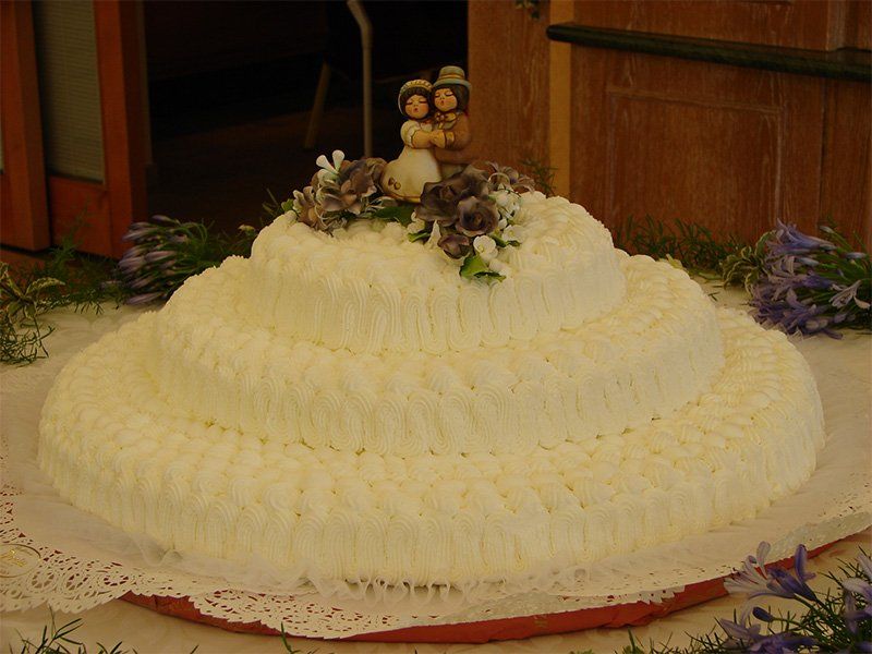 torta nuziale con sposini