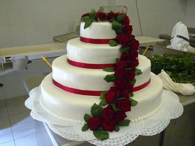 torta a più piani con decorazioni a forme di rose
