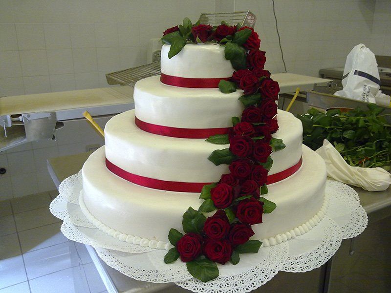torta nuziale con decorazioni con rose
