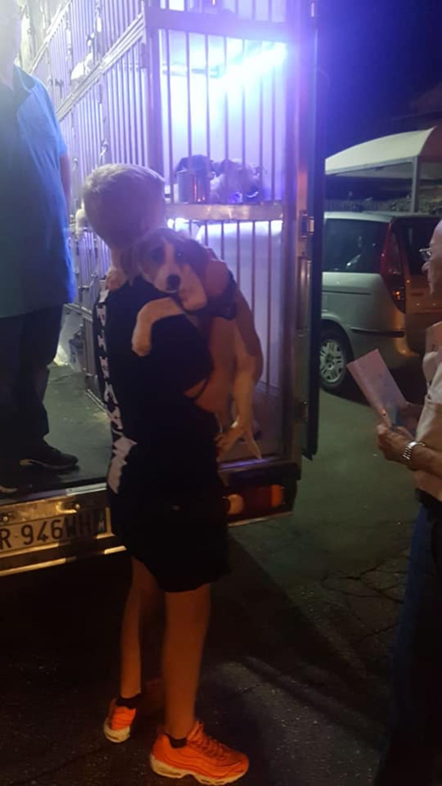 signora mentre abbraccia il proprio cane