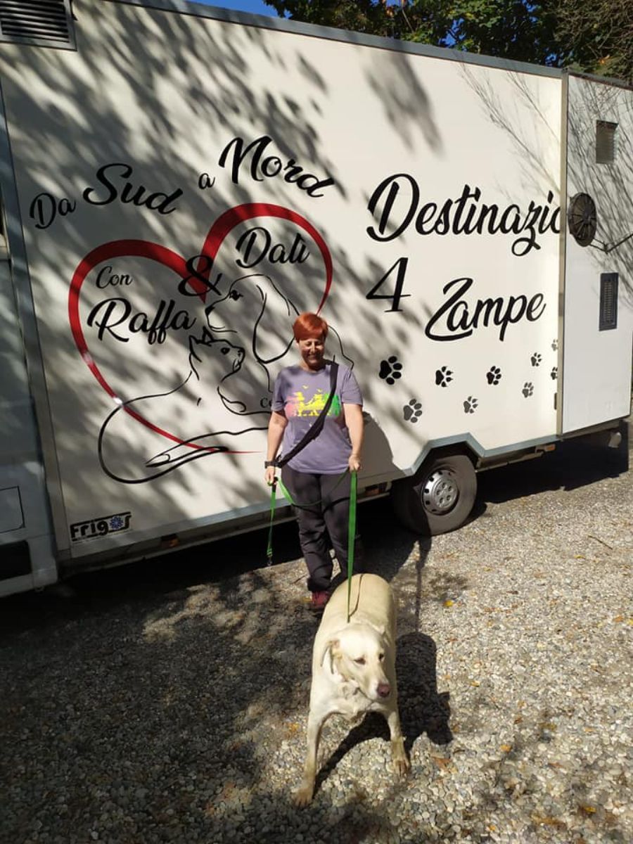 cliente felice durante una foto ricordo