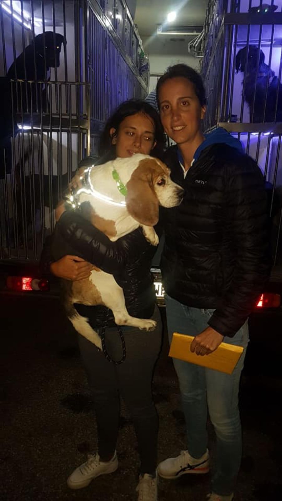 coppia di amiche con cognolone in braccio