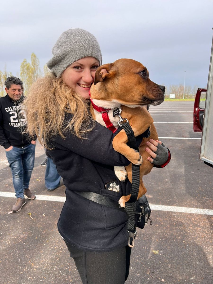 ragazza con cane in braccio