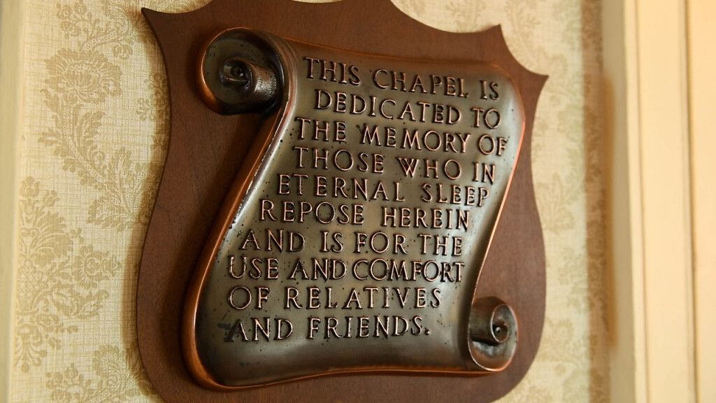 a plaque on a wall that says this chapel is dedicated to the memory of those who in eternal sleep before me