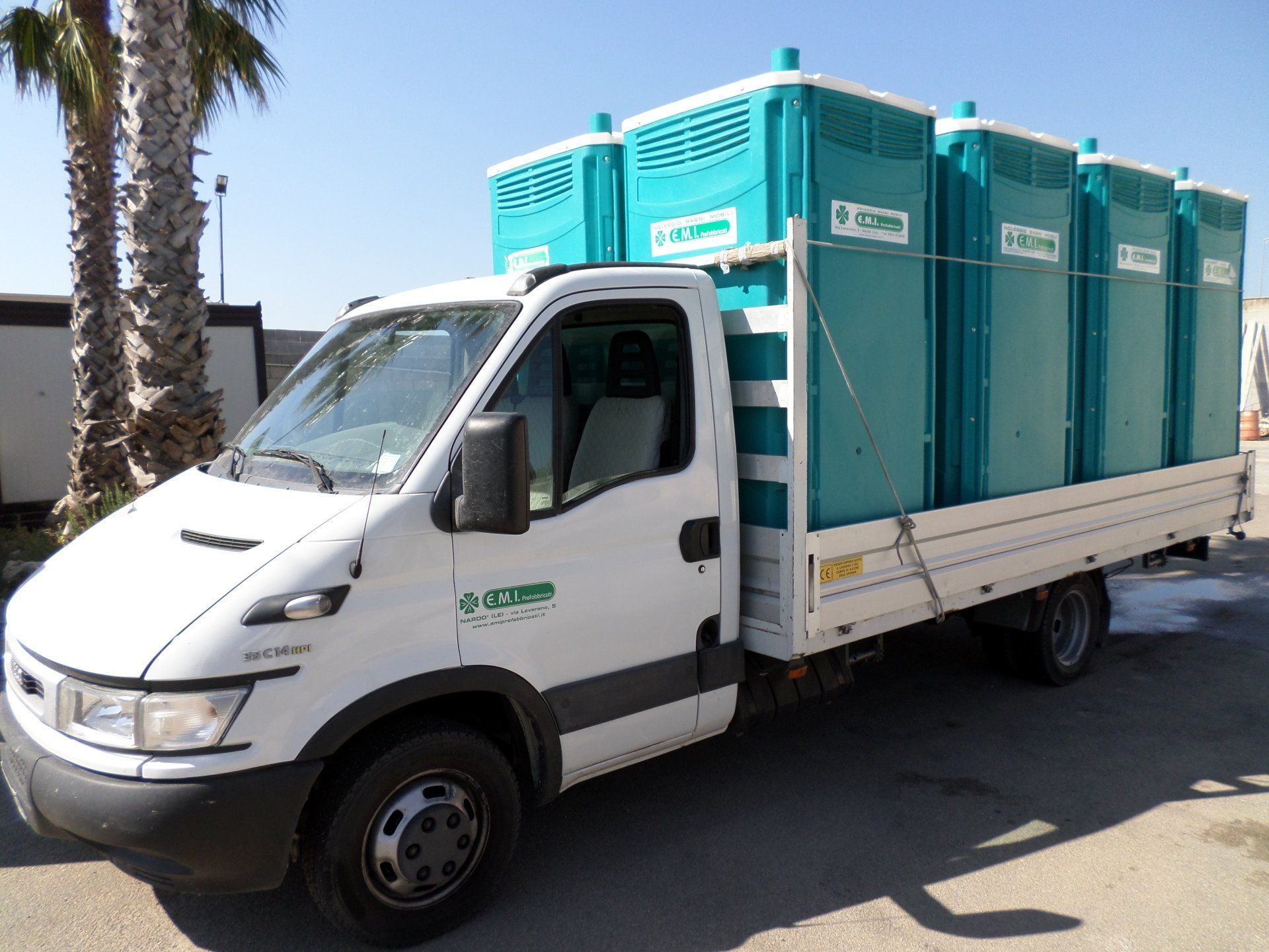 Camion trasportatore di bagni chimici
