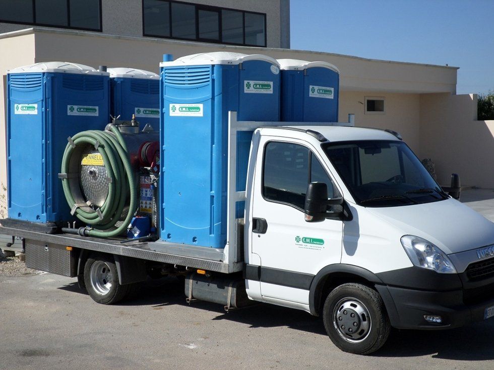 Camion trasportatore di bagni chimici