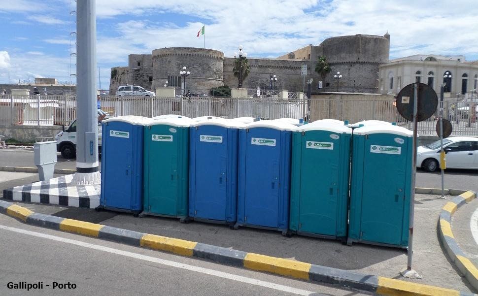 Fila di bagni chimici