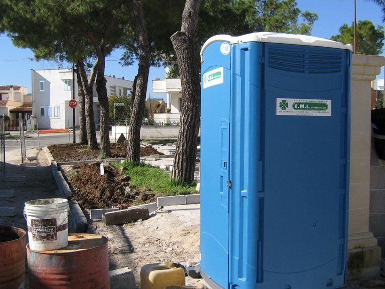 Bagno chimico installato all'aperto