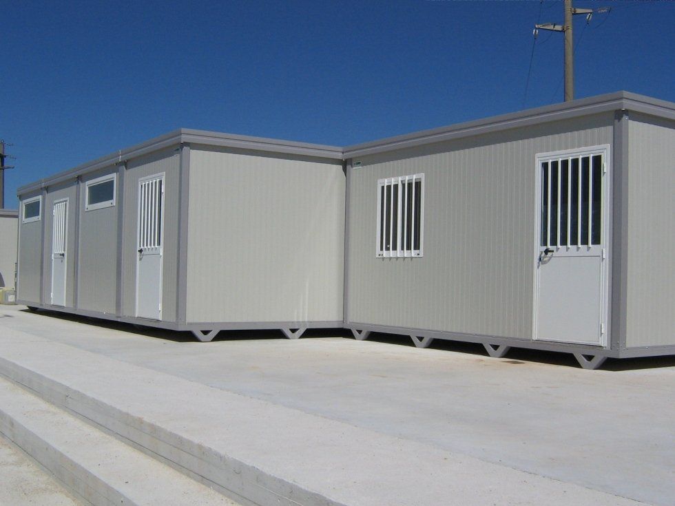 Costruzione prefabbricata grigia