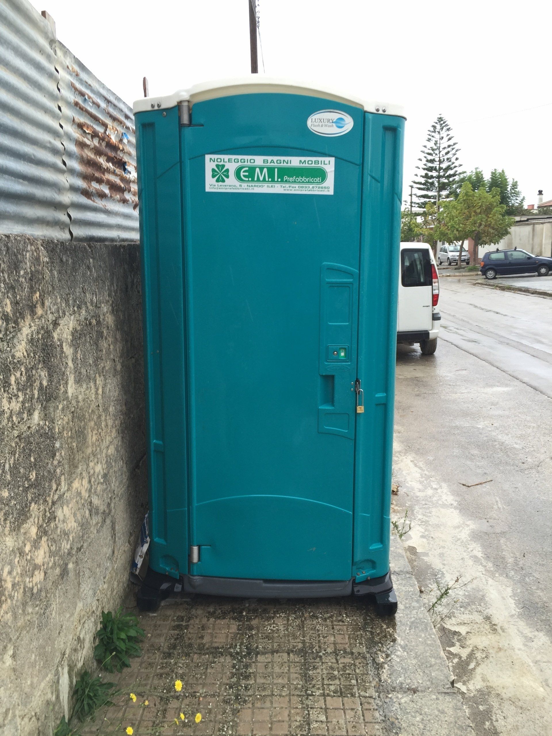 Fila di bagni chimici