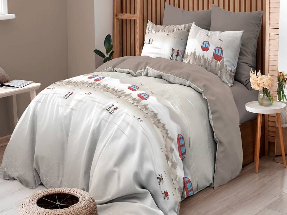 Un letto con copripiumino e cuscini in una camera da letto.