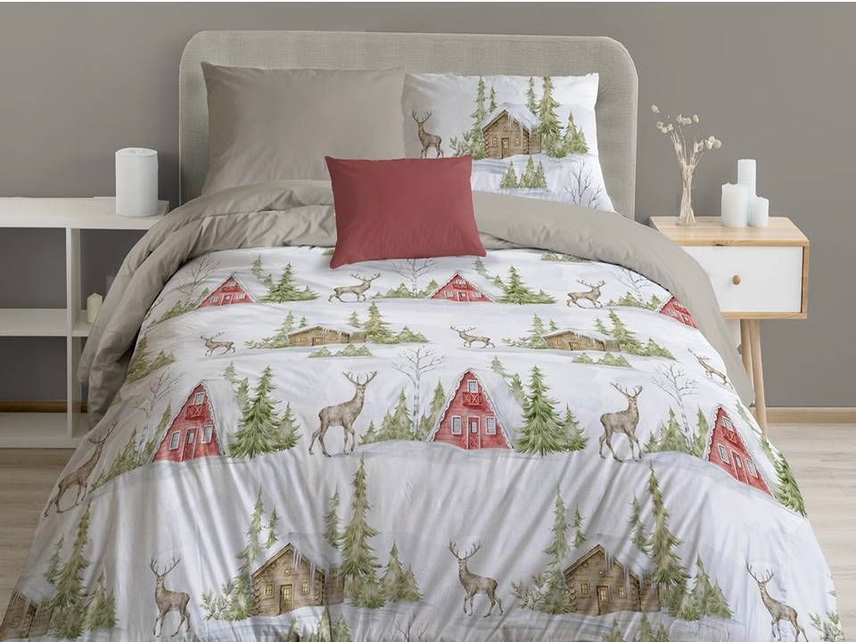 Un letto con un piumone e dei cuscini sopra