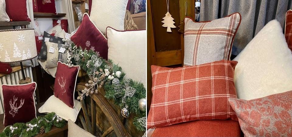 Un collage di due foto di cuscini natalizi su un divano.